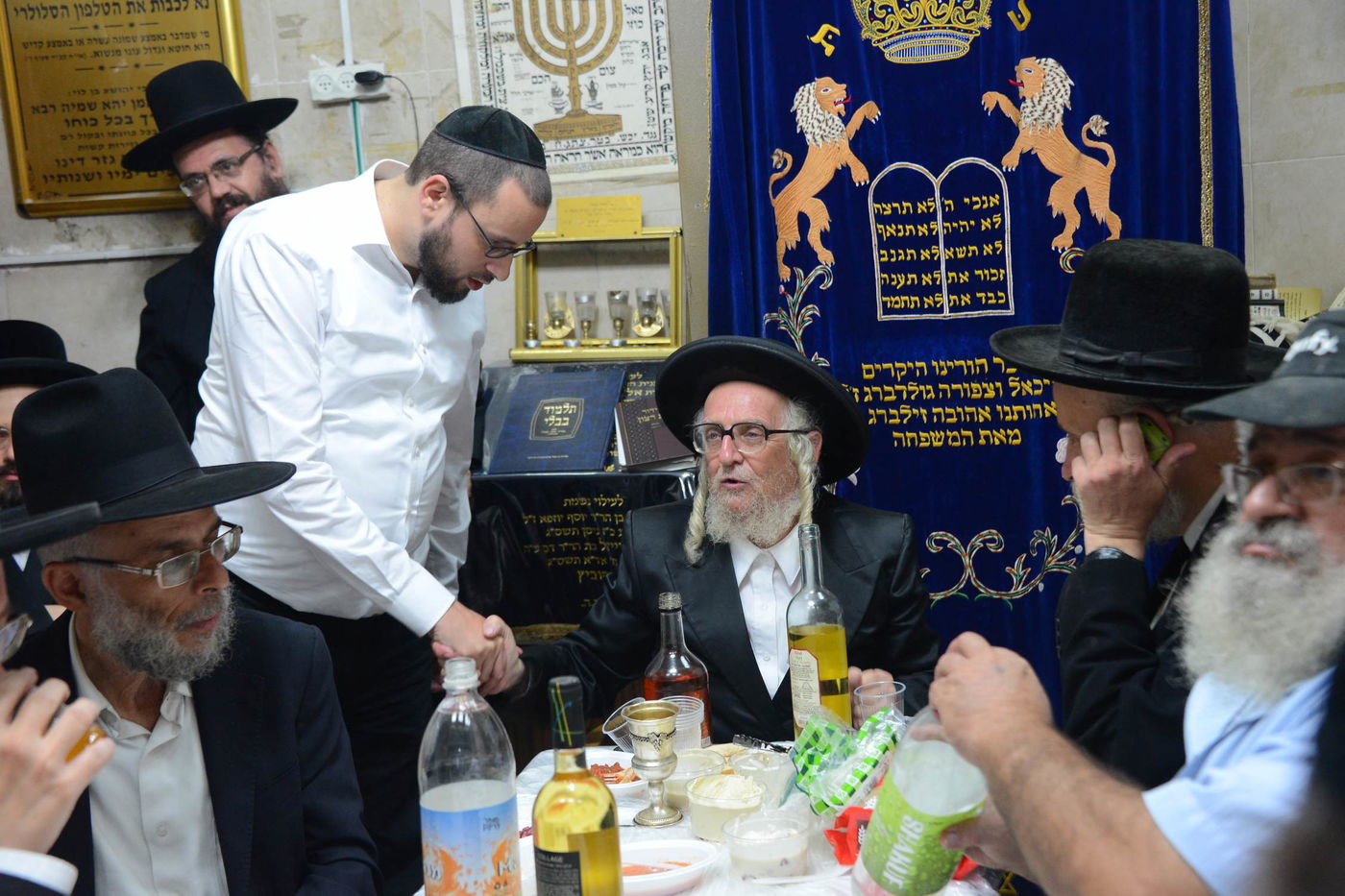 הרבי מזלאטשוב ערך טיש להילולת זקנו. צפו בגלריה