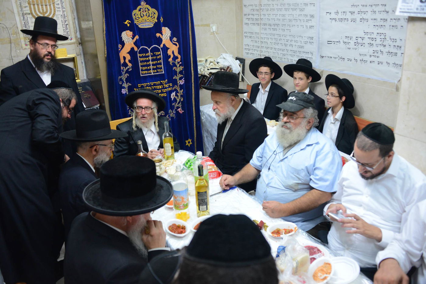 הרבי מזלאטשוב ערך טיש להילולת זקנו. צפו בגלריה