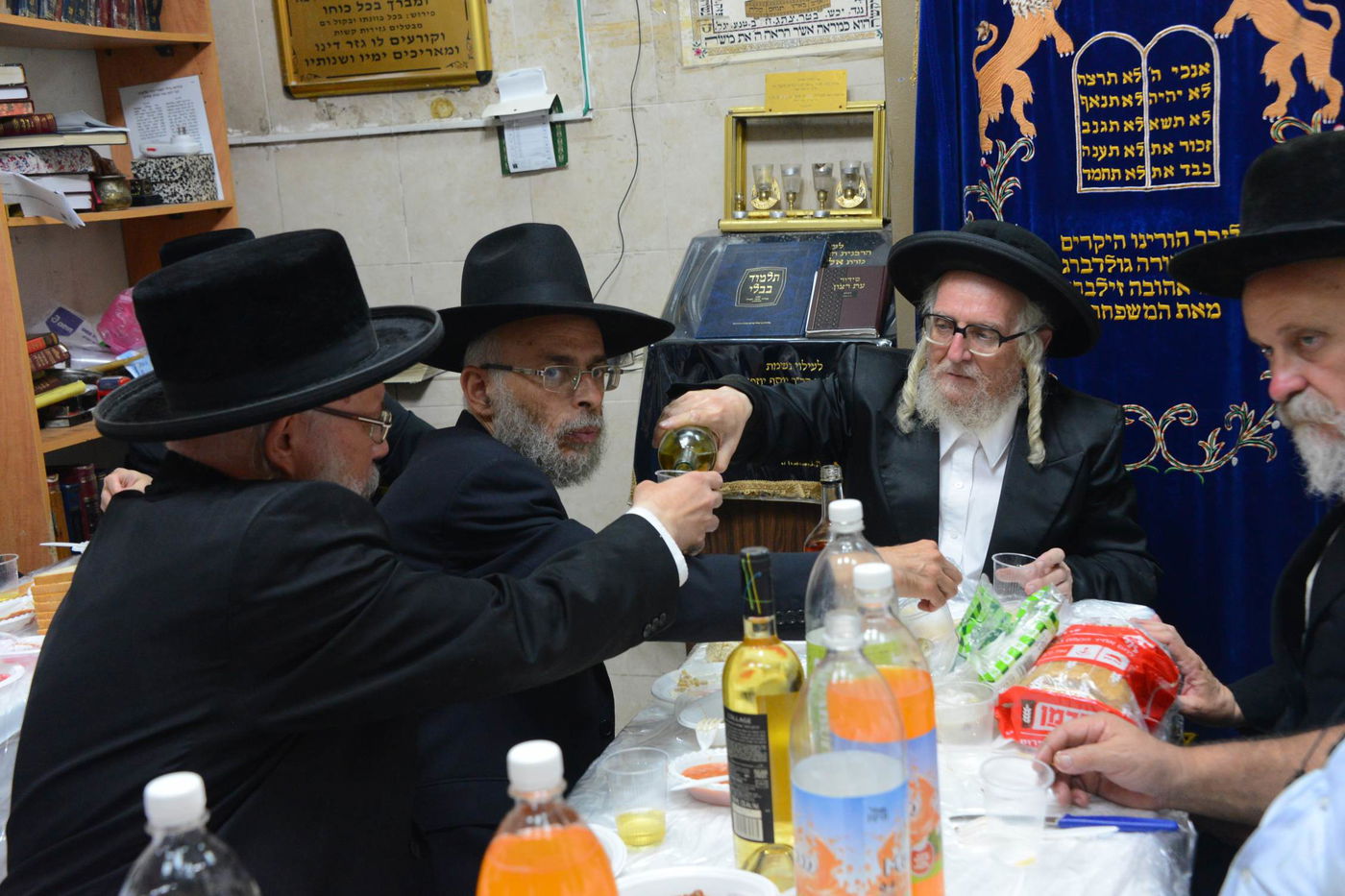 הרבי מזלאטשוב ערך טיש להילולת זקנו. צפו בגלריה