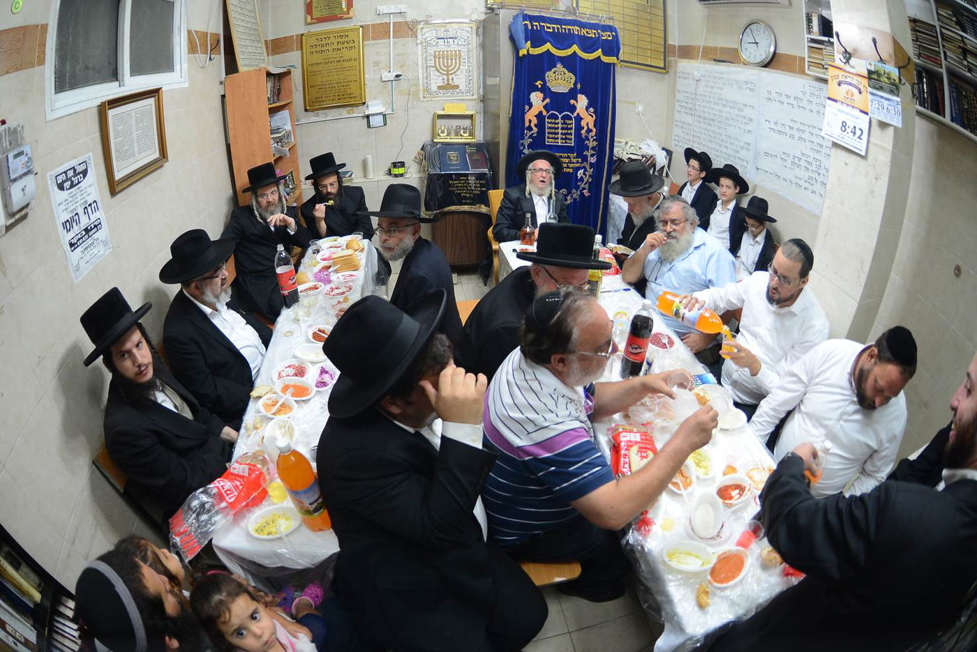 הרבי מזלאטשוב ערך טיש להילולת זקנו. צפו בגלריה