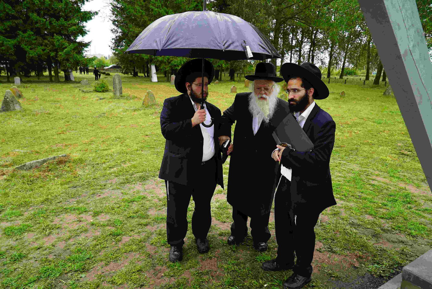 גלריה: תפילת הרבנים על ציונו של החפץ חיים