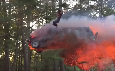 מפחיד: קפץ מרכב בוער בזמן שהתרסק מצוק