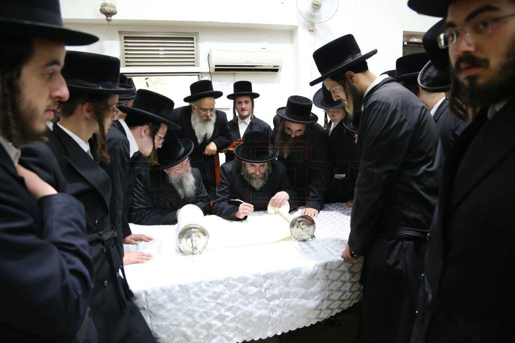 הכנסת ספר תורה לביהמ"ד בעלעד בבורו פארק • גלריה