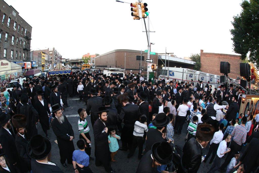 הכנסת ספר תורה לביהמ"ד בעלעד בבורו פארק • גלריה