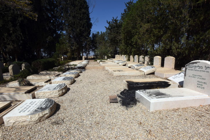 האם קברה את בנה המת בזהות של הבן החי ונאלצה להודות