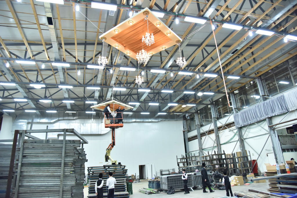 ההכנות בויז'ניץ למעמד חנוכת הבית • גלריה