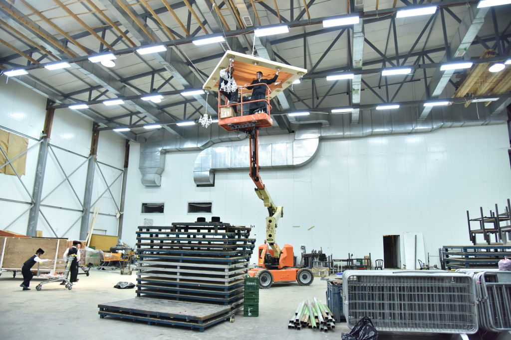 ההכנות בויז'ניץ למעמד חנוכת הבית • גלריה