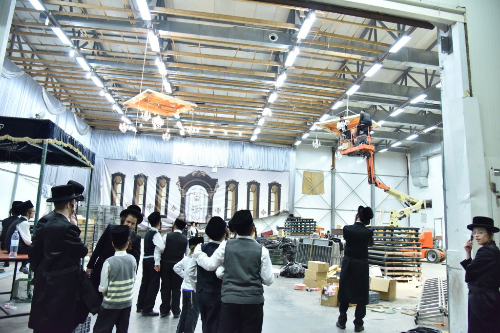 ההכנות בויז'ניץ למעמד חנוכת הבית • גלריה