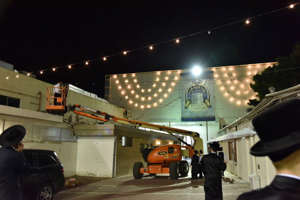 ההכנות בויז'ניץ למעמד חנוכת הבית • גלריה