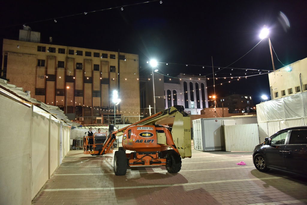 ההכנות בויז'ניץ למעמד חנוכת הבית • גלריה