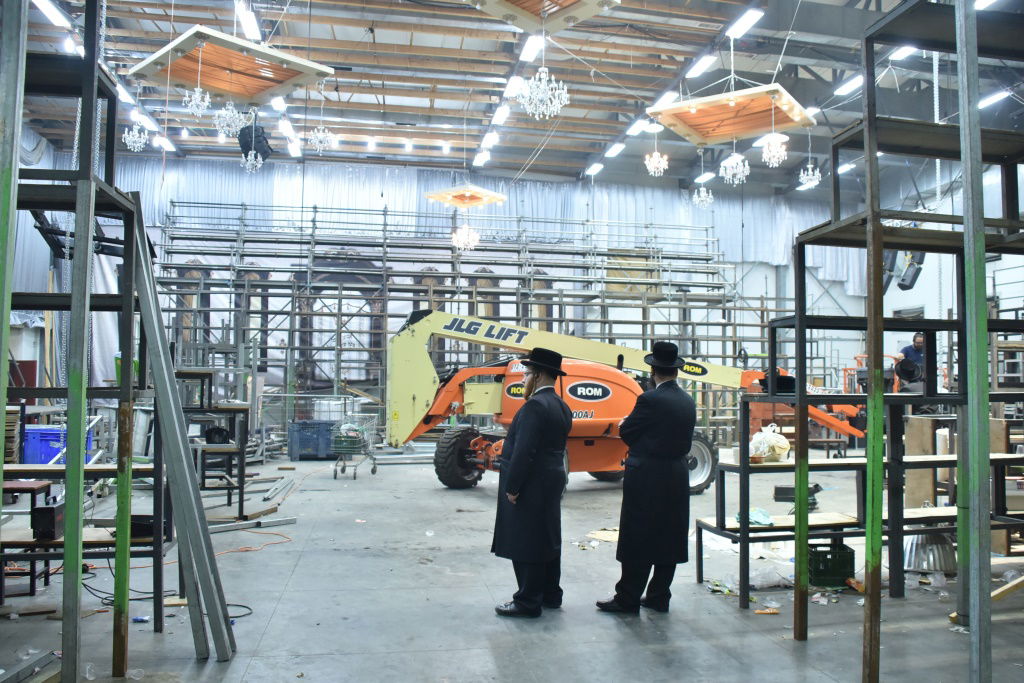 ההכנות בויז'ניץ למעמד חנוכת הבית • גלריה