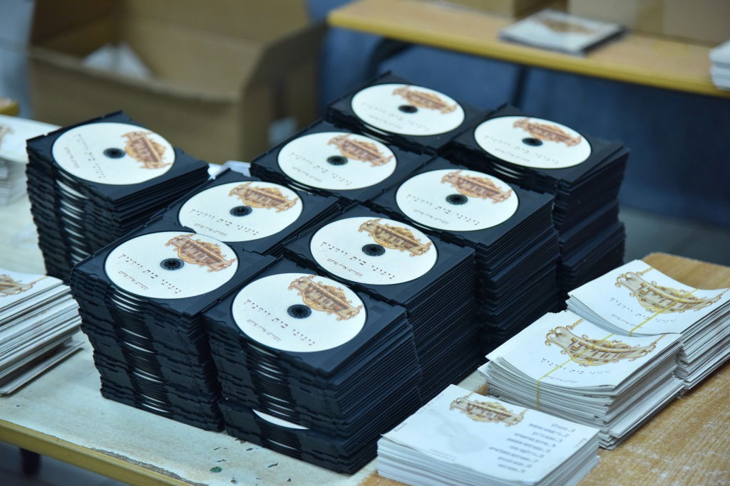 ההכנות בויז'ניץ למעמד חנוכת הבית • גלריה