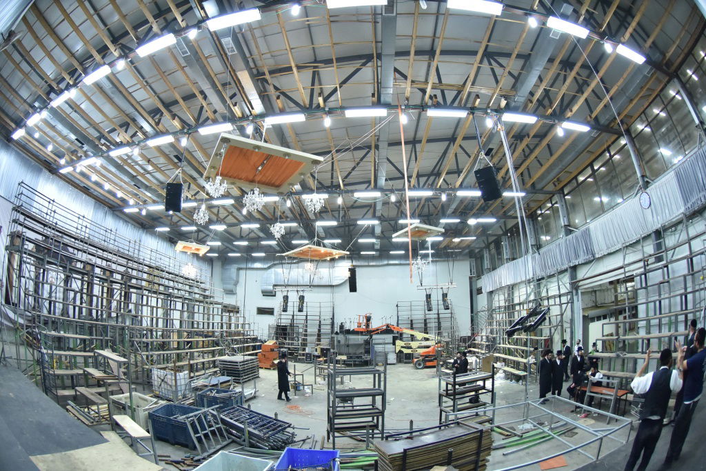 ההכנות בויז'ניץ למעמד חנוכת הבית • גלריה