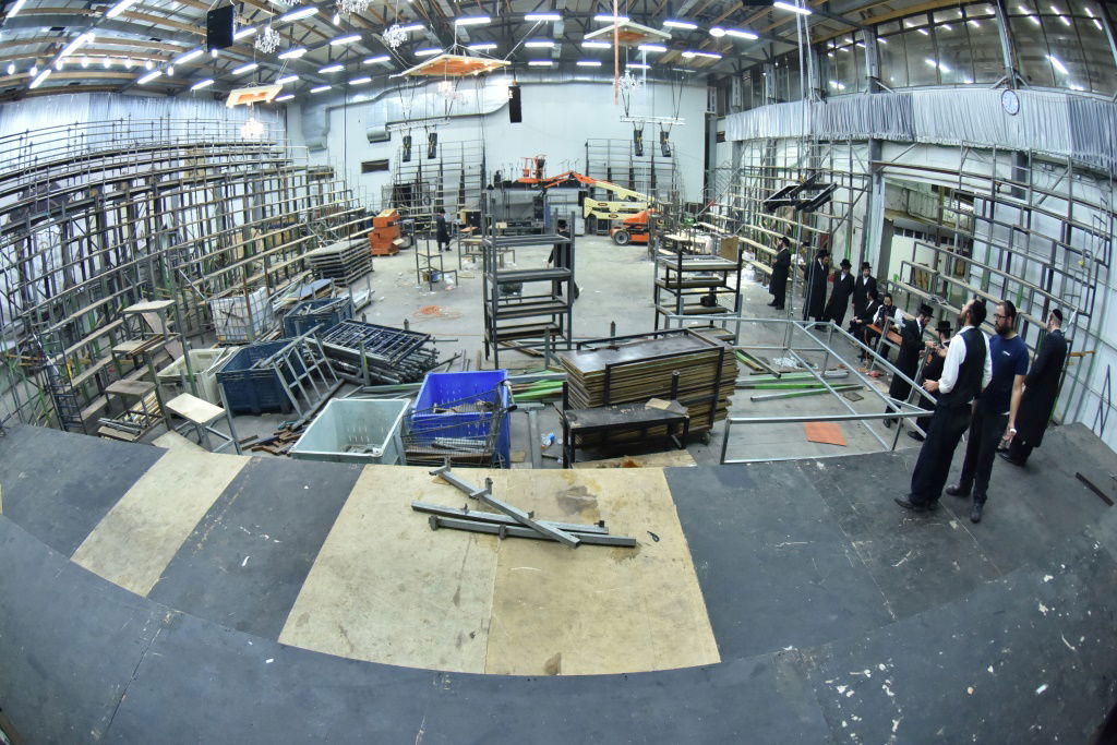 ההכנות בויז'ניץ למעמד חנוכת הבית • גלריה