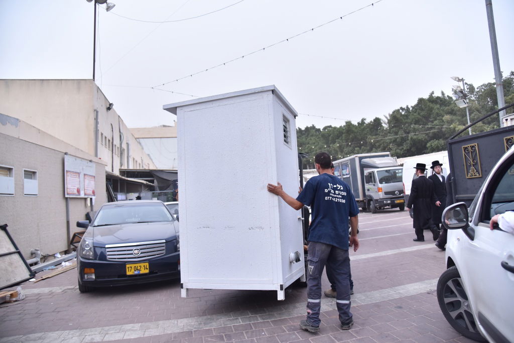 ההכנות בויז'ניץ למעמד חנוכת הבית • גלריה