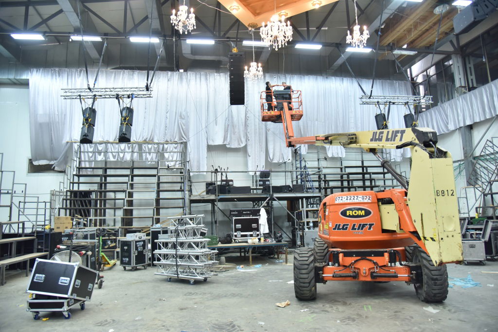 ההכנות בויז'ניץ למעמד חנוכת הבית • גלריה