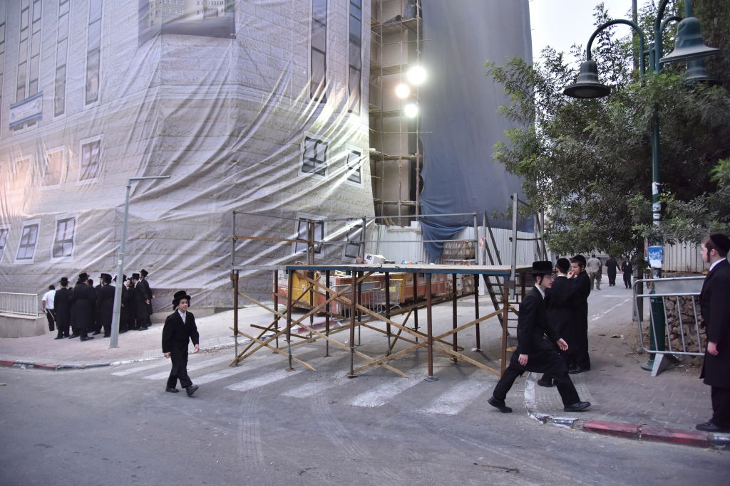 ההכנות בויז'ניץ למעמד חנוכת הבית • גלריה