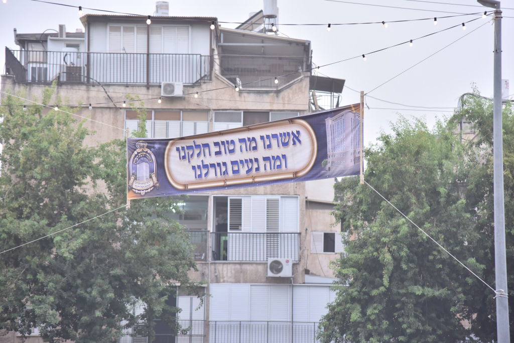 ההכנות בויז'ניץ למעמד חנוכת הבית • גלריה