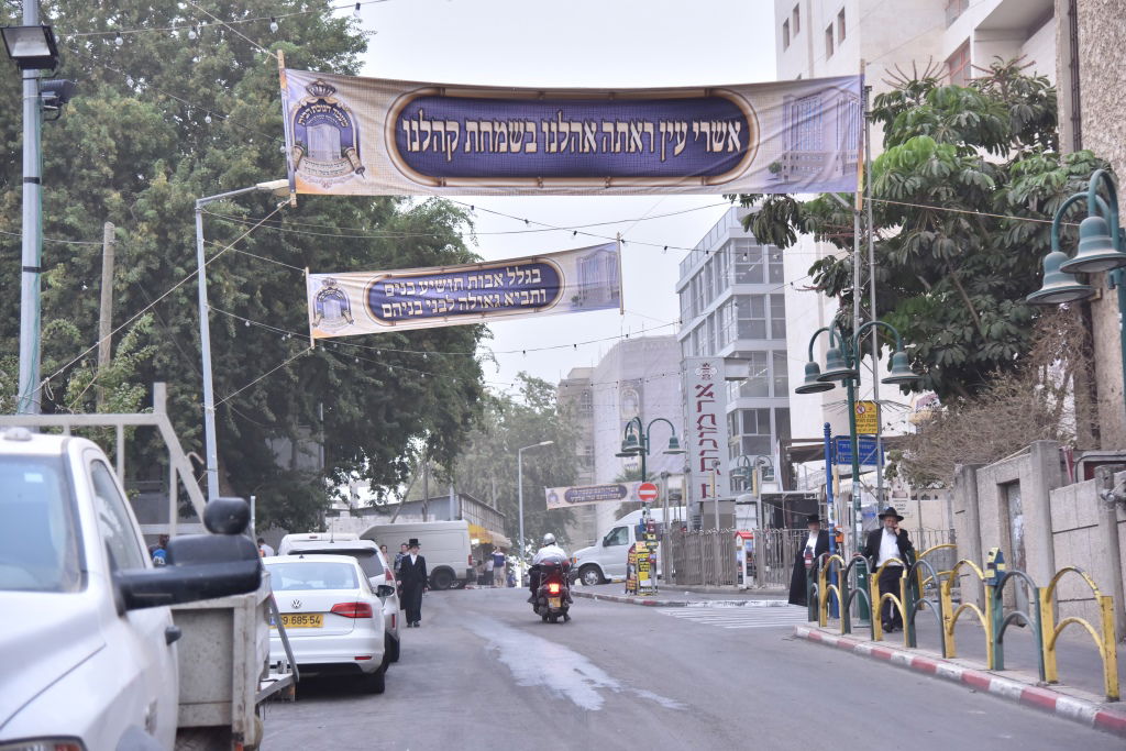 ההכנות בויז'ניץ למעמד חנוכת הבית • גלריה
