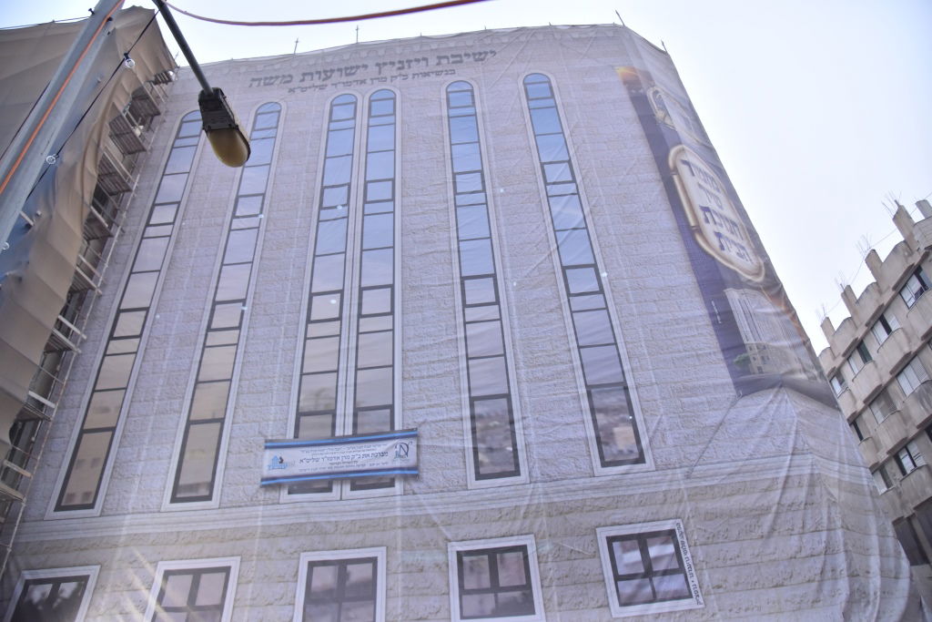 ההכנות בויז'ניץ למעמד חנוכת הבית • גלריה