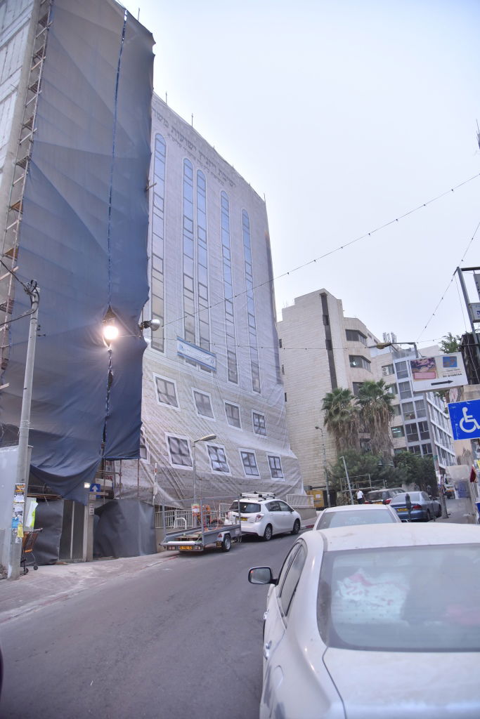 ההכנות בויז'ניץ למעמד חנוכת הבית • גלריה