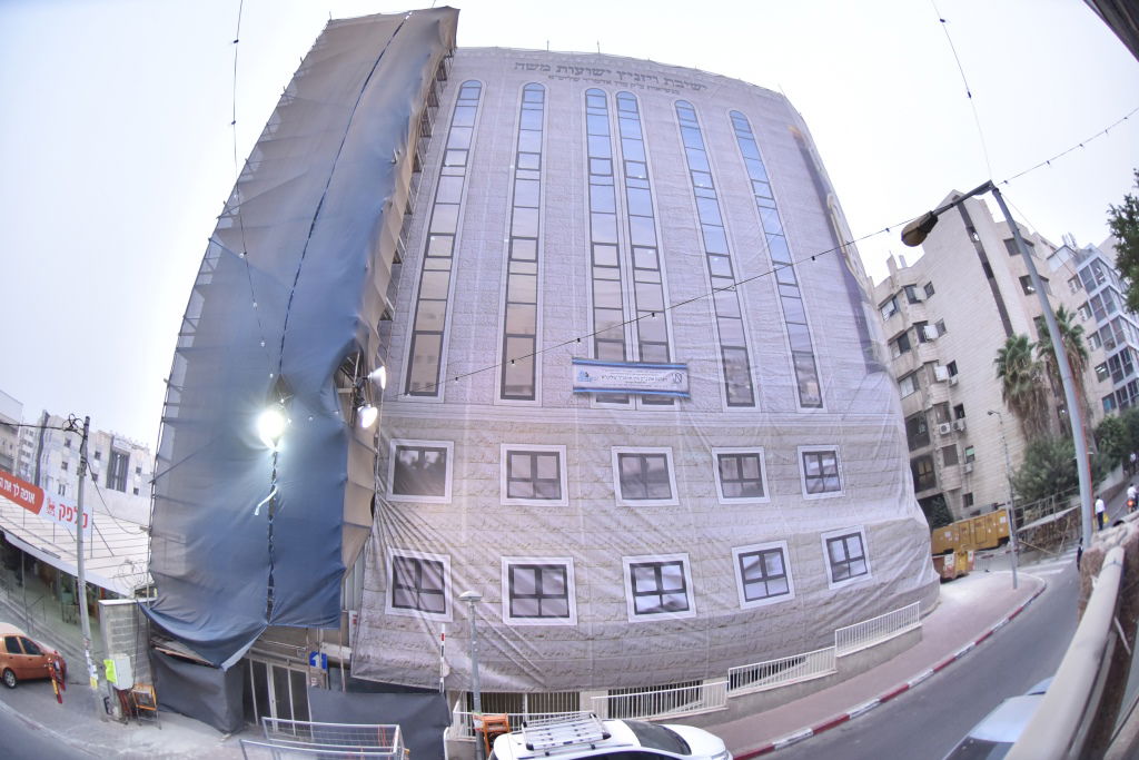 ההכנות בויז'ניץ למעמד חנוכת הבית • גלריה