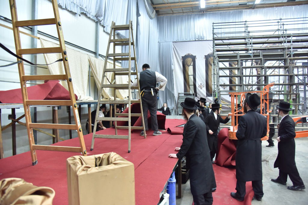 ההכנות בויז'ניץ למעמד חנוכת הבית • גלריה