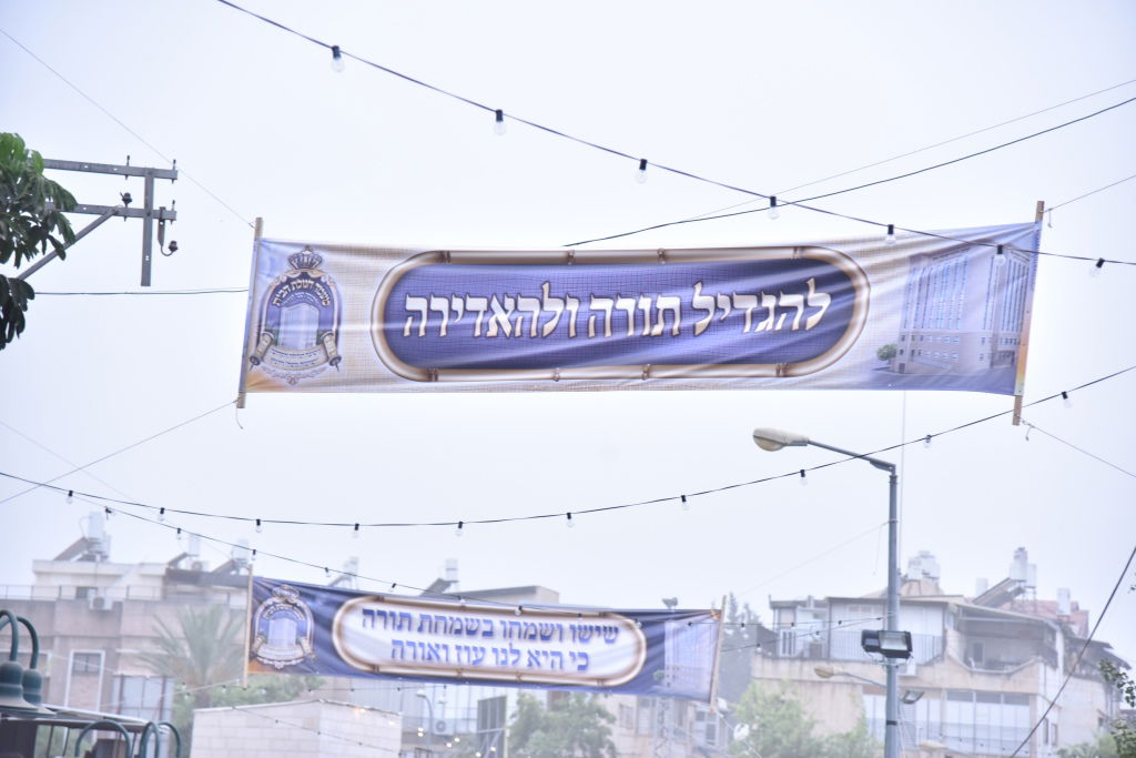 ההכנות בויז'ניץ למעמד חנוכת הבית • גלריה