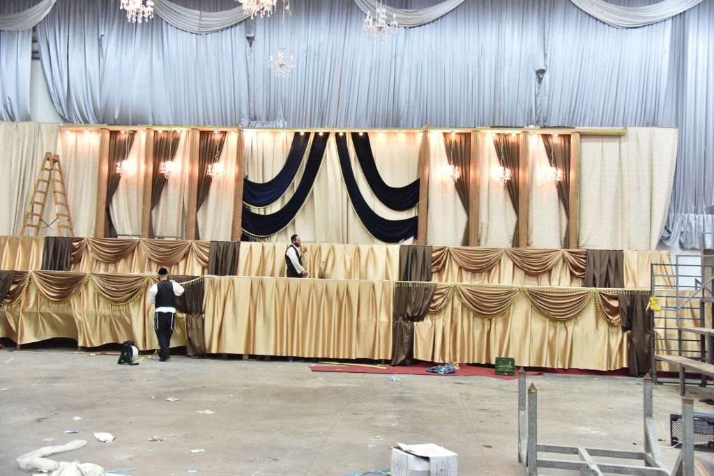 ההכנות בויז'ניץ למעמד חנוכת הבית • גלריה