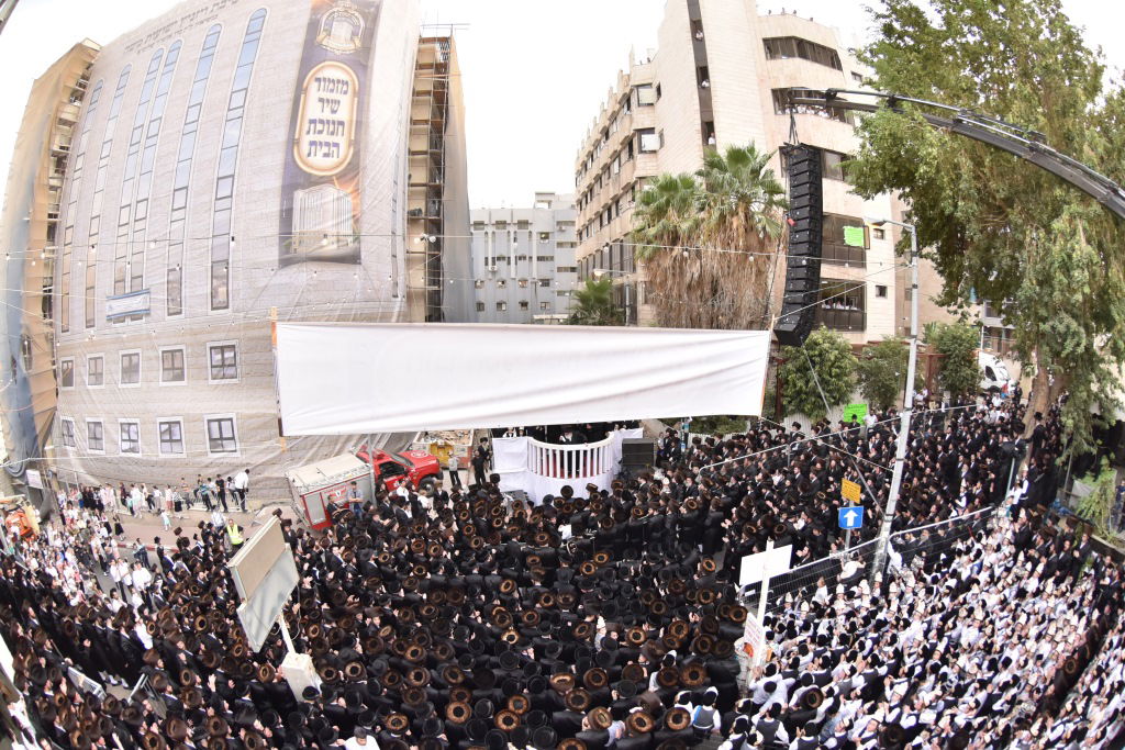 גלריית ענק ומסכמת: האדמו"רים האחים רקדו יחד. צפו