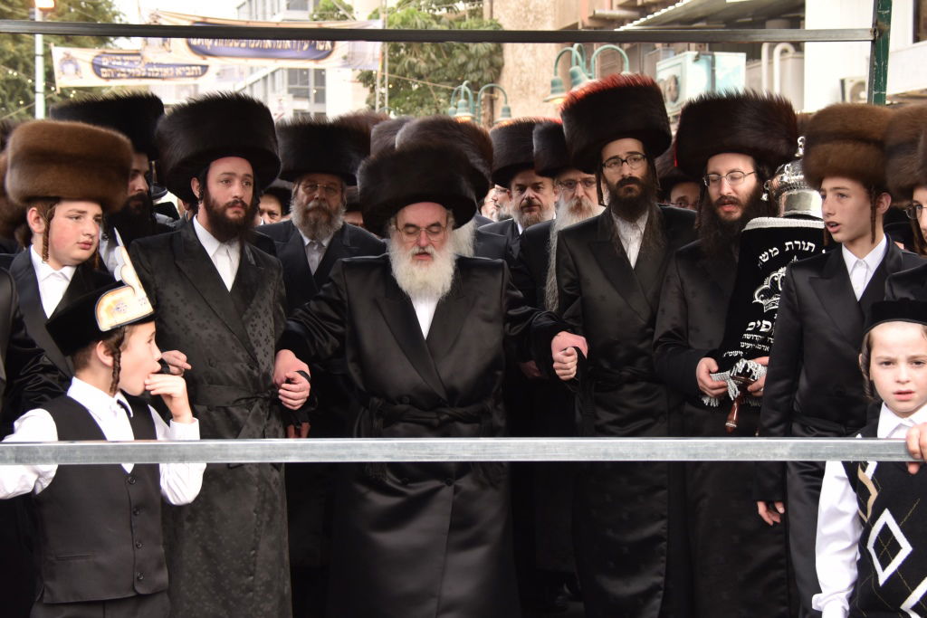 גלריית ענק ומסכמת: האדמו"רים האחים רקדו יחד. צפו