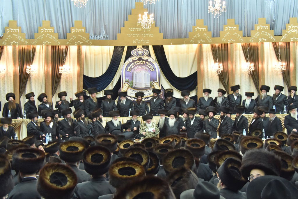 גלריית ענק ומסכמת: האדמו"רים האחים רקדו יחד. צפו