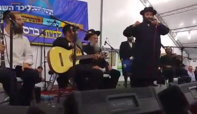 צפו: הרב קלמן גולדשמידט ויואלי קליין שרים באומן