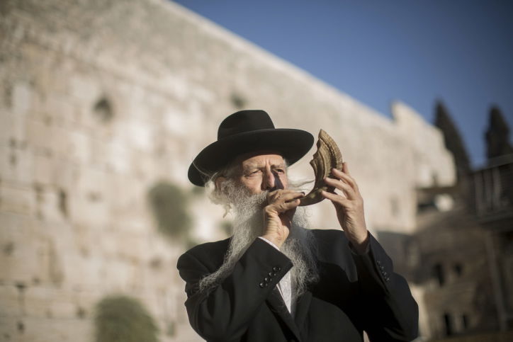 הנהגותיהם והליכותיהם של מרנן גדולי ישראל בימי ראש השנה