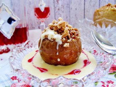 תפוח אפוי בציפוי קראמבל שקדים ברוטב וניל