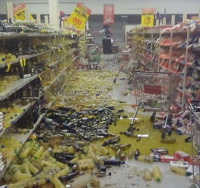 סופרמרקט בעיר החוף לה סרנה, זמן קצר לאחר הרעש