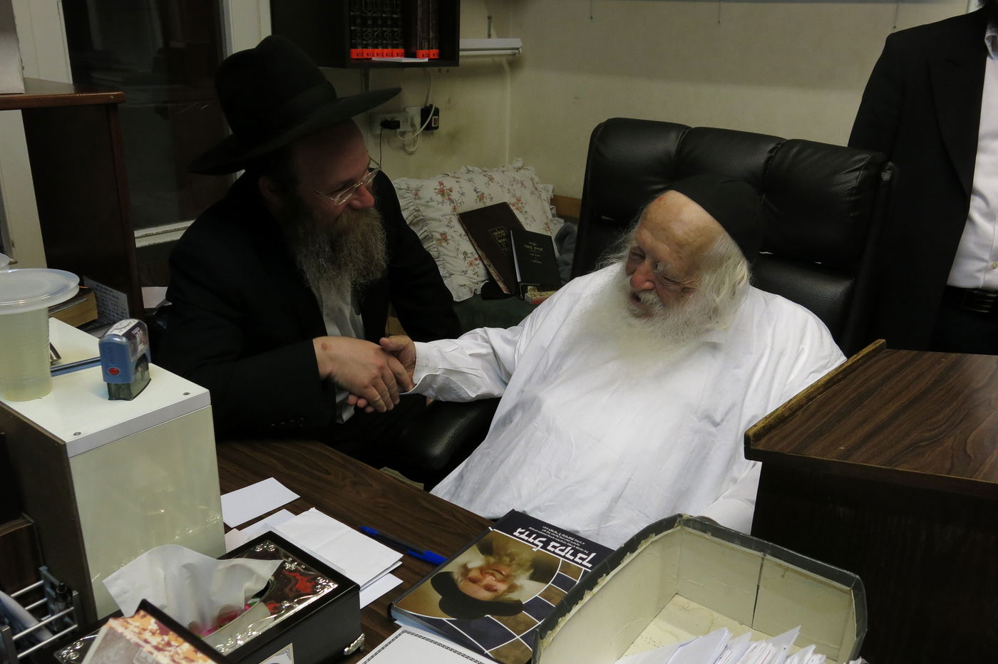 צפו: כשמרן הגר"ח עיין בספר על מרן הגראי"ל