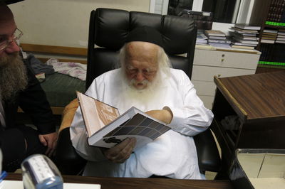 צפו: כשמרן הגר"ח עיין בספר על מרן הגראי"ל