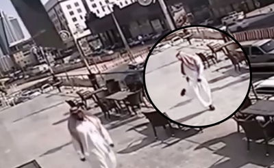 תיעוד מדהים: הסעודי הזה בדק אם נדבק לו מסטיק בנעל - וניצל