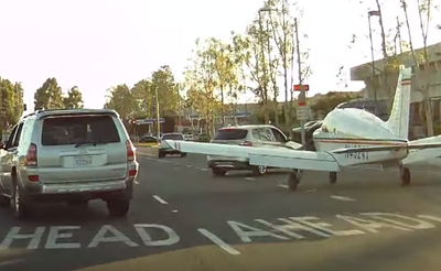 נתפס במצלמה: נחיתת חירום בכביש עירוני בקליפורניה