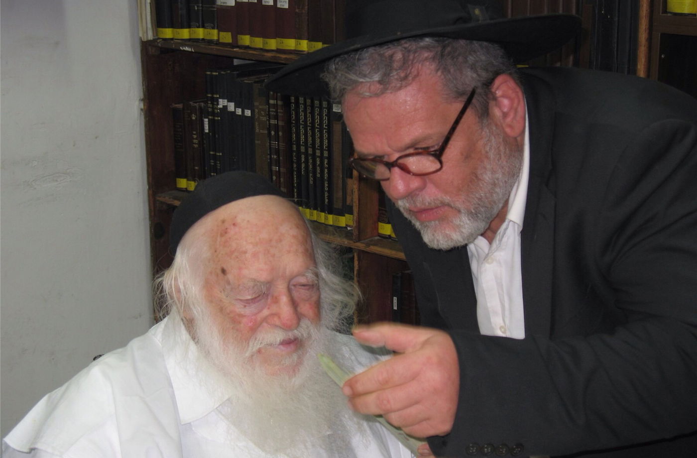 מוצאי כיפור: לולב באורך 3 מטר בבית הגר"ח