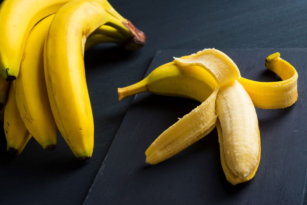 לא רק טעימה: כך בננה מלבינה שיניים