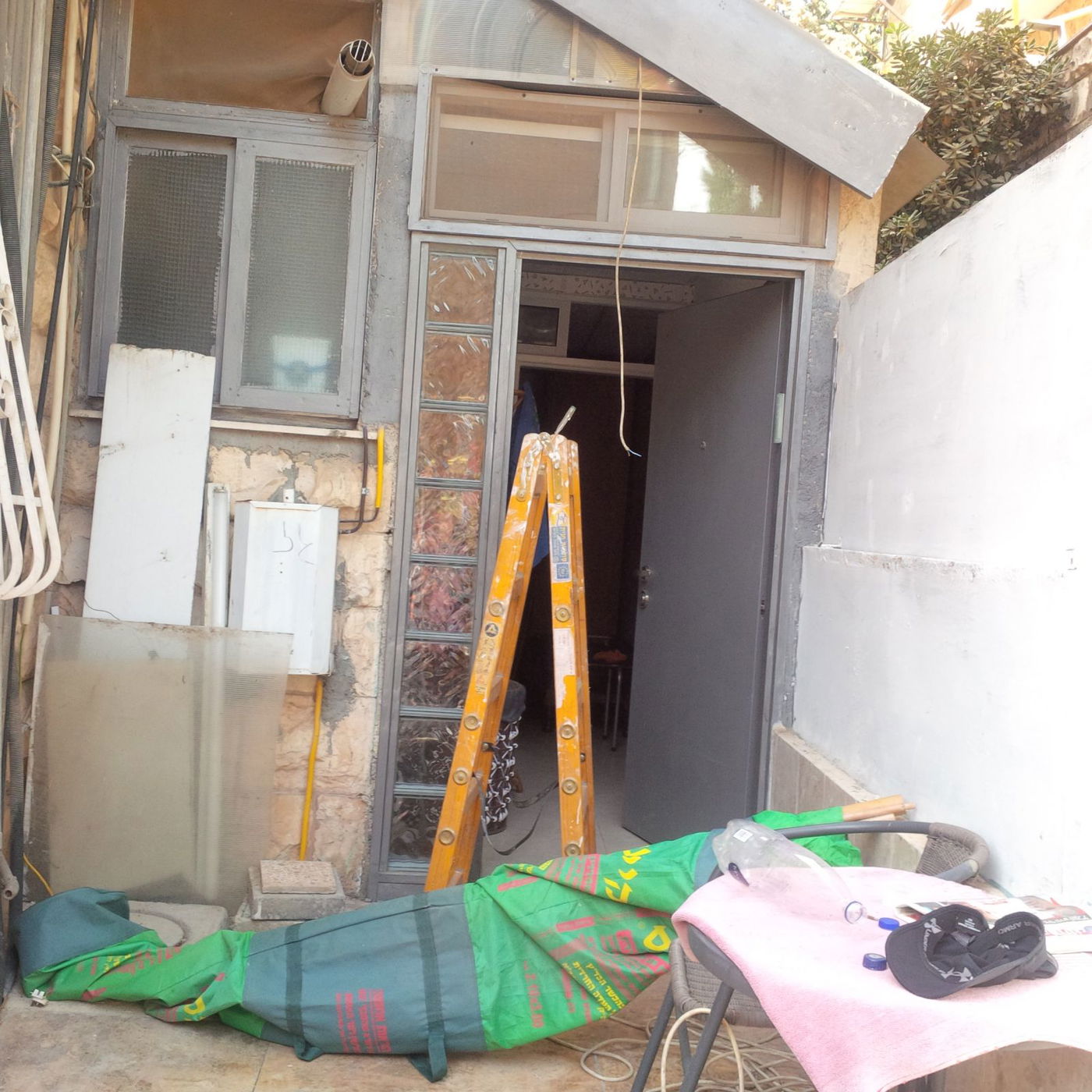 חרדי התחשמל במהלך בניית סוכה בירושלים; מצבו קשה