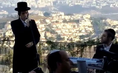 צפו: שטיינמץ ריגש עם חידוש לניגון של קרליבך