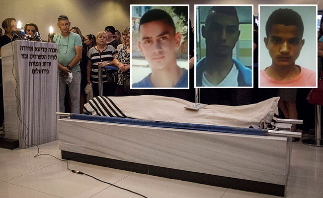 וליד פראס מוסטפה אטרש, מוחמד סלאח מוחמד אבו כף ועבד מחמוד עבד רבו דוויאת לצד הלווית הנרצח