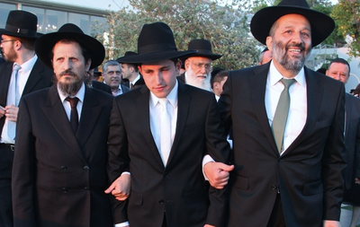 אבי הבן עם אביו וחמיו אריה דרעי