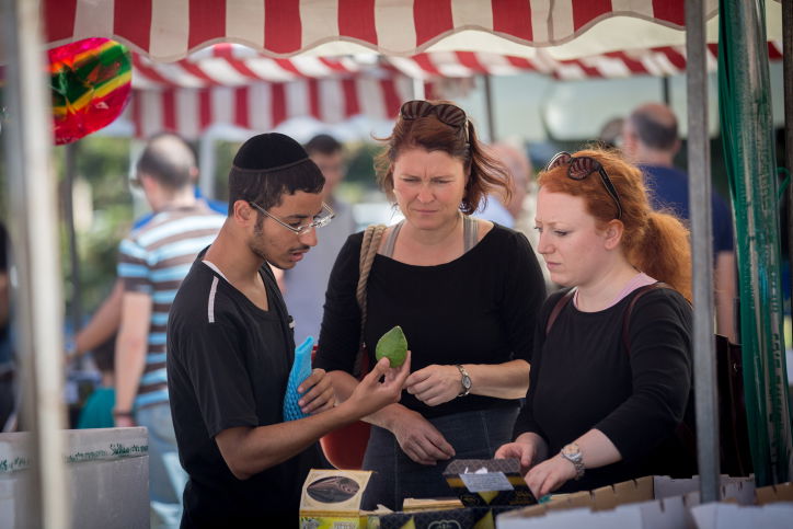 מתכוננים לחג הסוכות בירושלים ובתל אביב • צפו בתיעוד