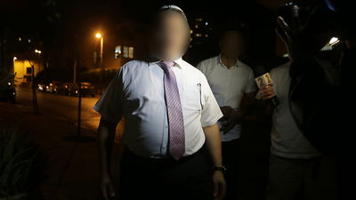 ר' אמש מחוץ לביתו