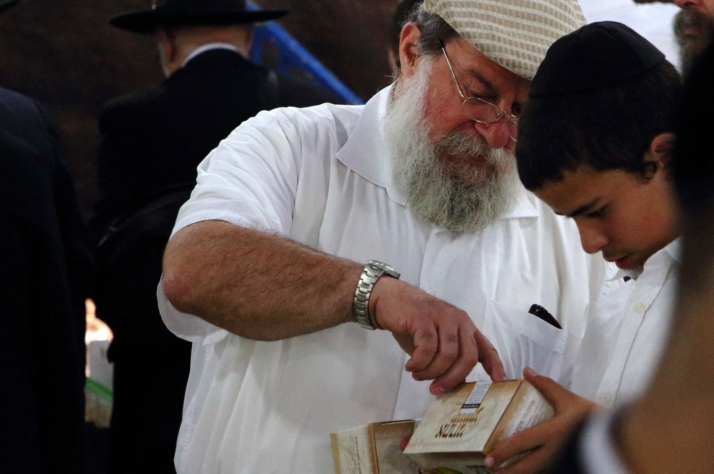 צפו בוחרים ארבעת המינים בשוק מאה שערים ו'מוסיוף' בירושלים