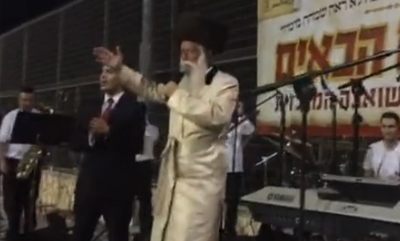 הרב גרוסמן שר בשמחת בית השואבה במגדל העמק, הערב